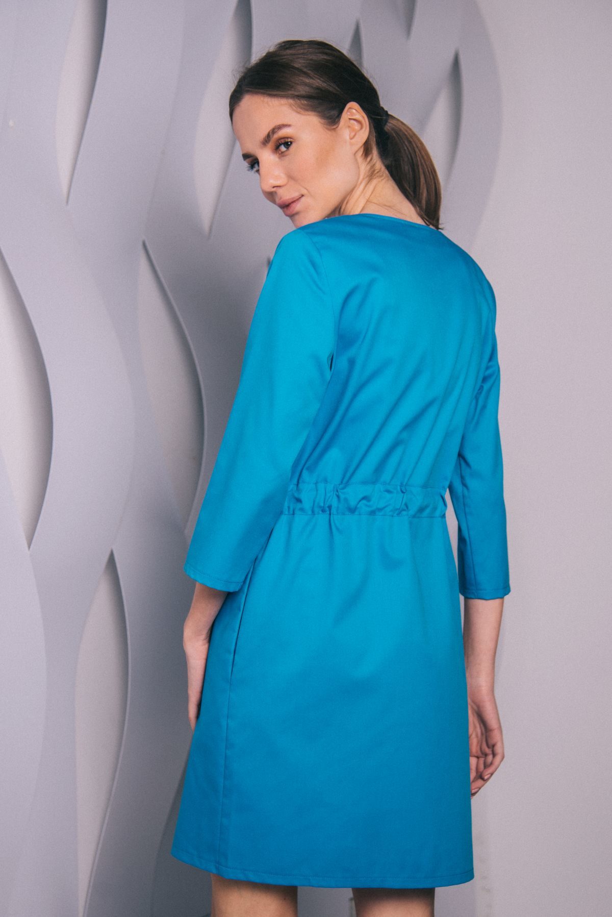 Платье с кулиской на кнопках голубое пф042г 77ma.ru