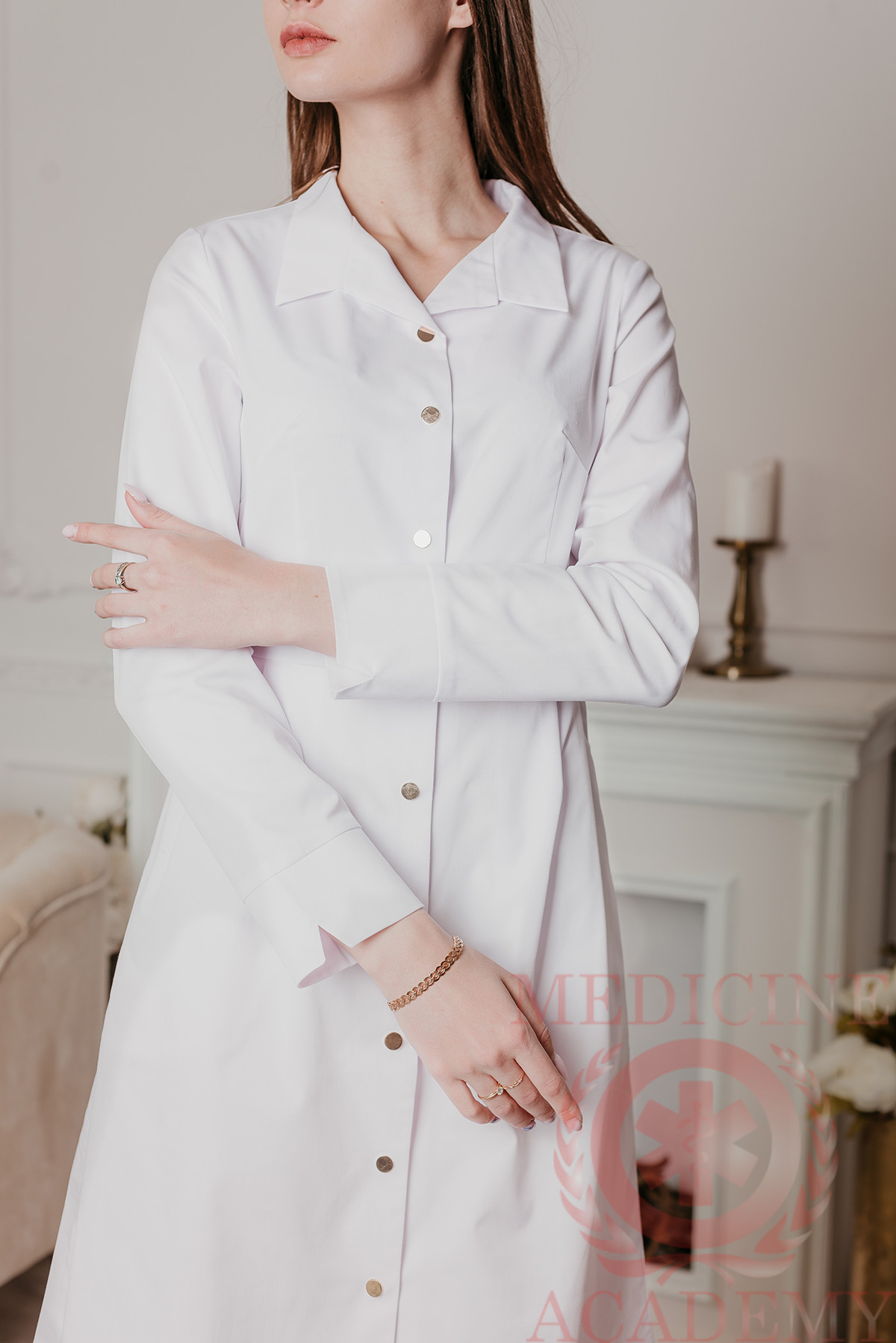 Белое медицинское платье «Диор» на кнопках длинный рукав