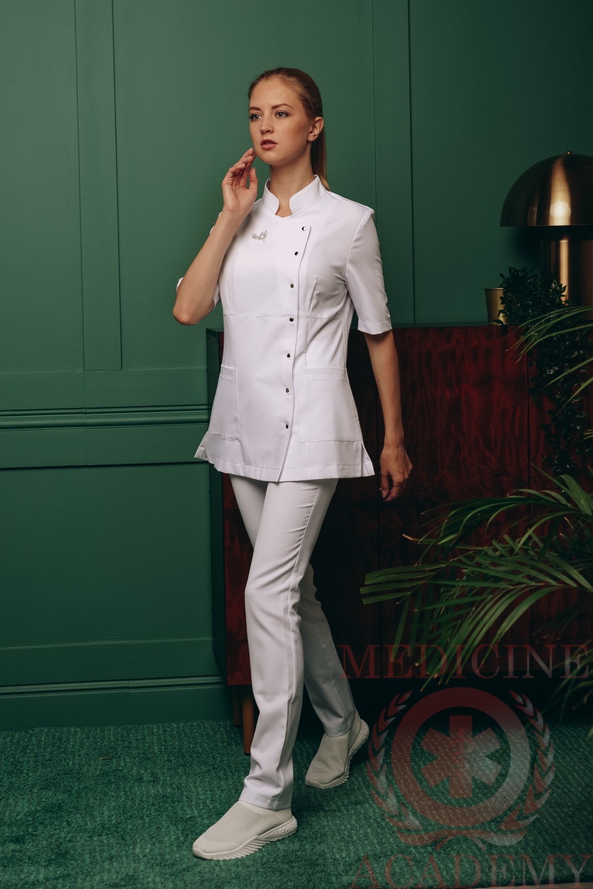 Блуза с асимметричной застежкой белая