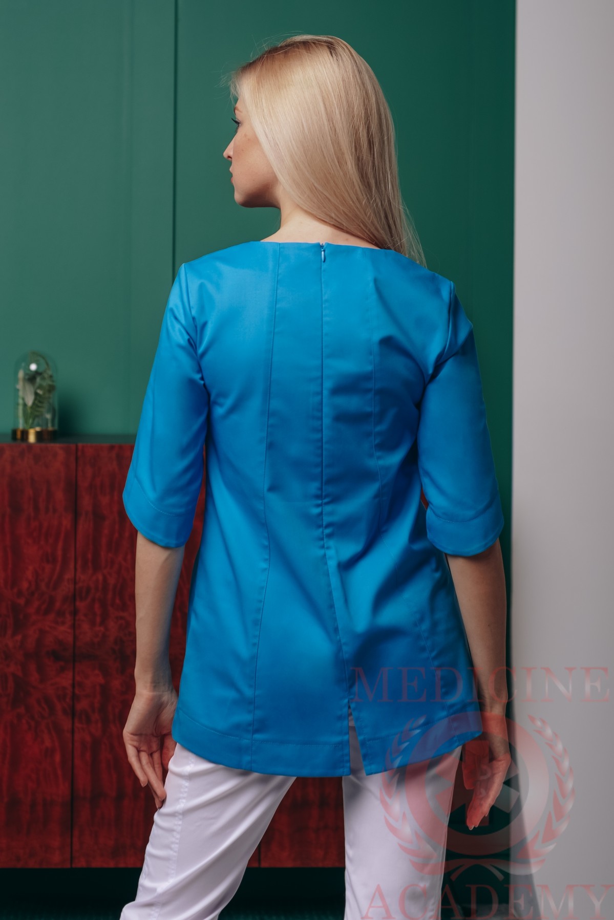 Блуза с фигурным низом голубая