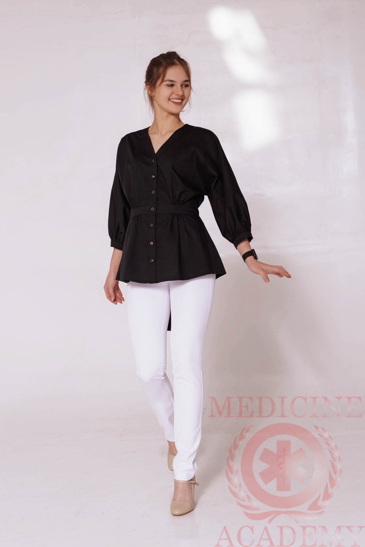 Медицинская блуза со сборками на талии черная